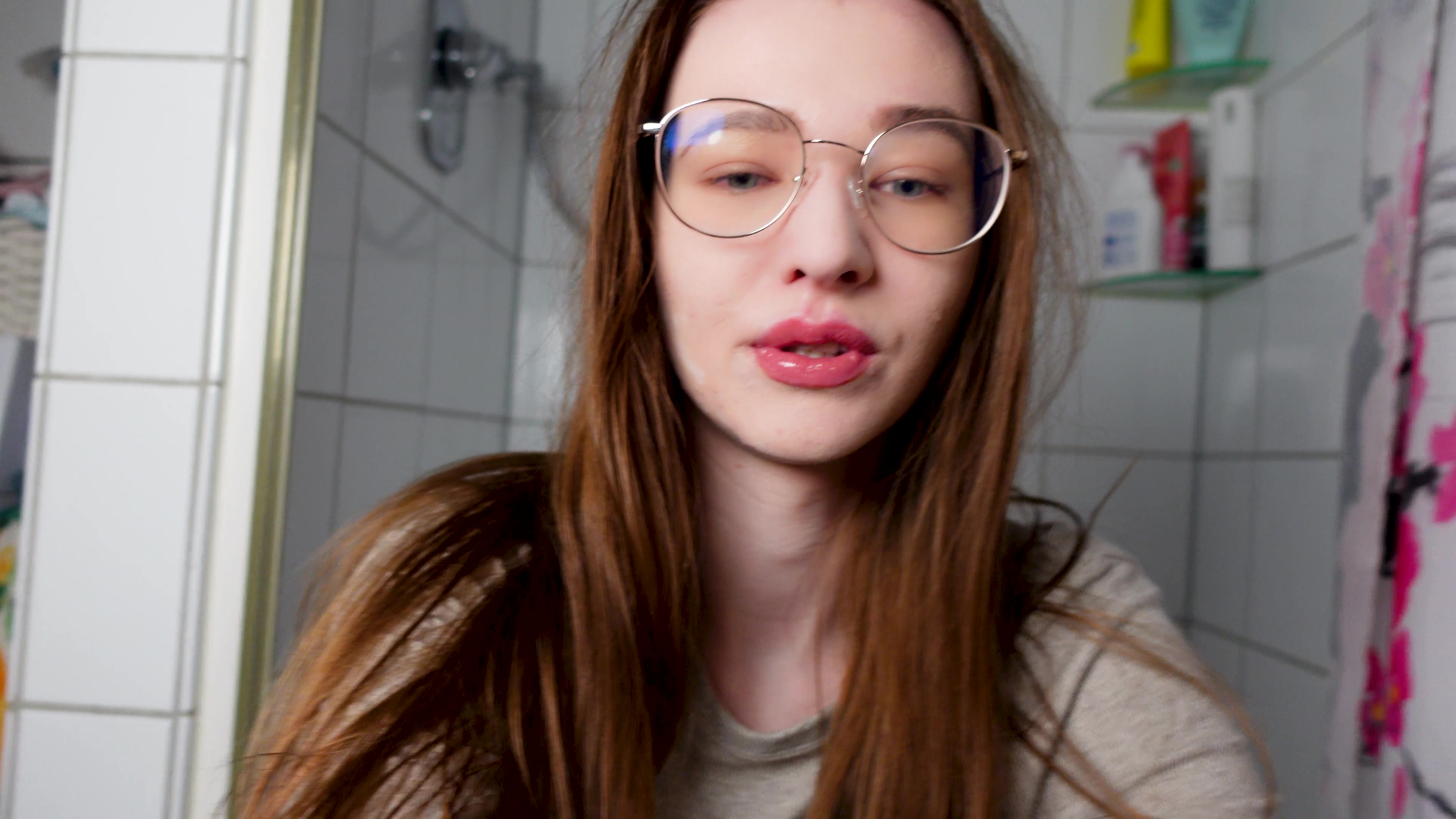 Ich wollte es schon immer mal ausprobieren, wie es sich anfühlt mich beim pissen zu fingern! Und Tada… ich habe es einfach mal gemacht! Hehe
Hast du beim wichsen schonmal gepisst? Geht das überhaupt! Also bei mir geht auf jeden Fall beides gleichzeitig und es fühlt sich sehr gut an!