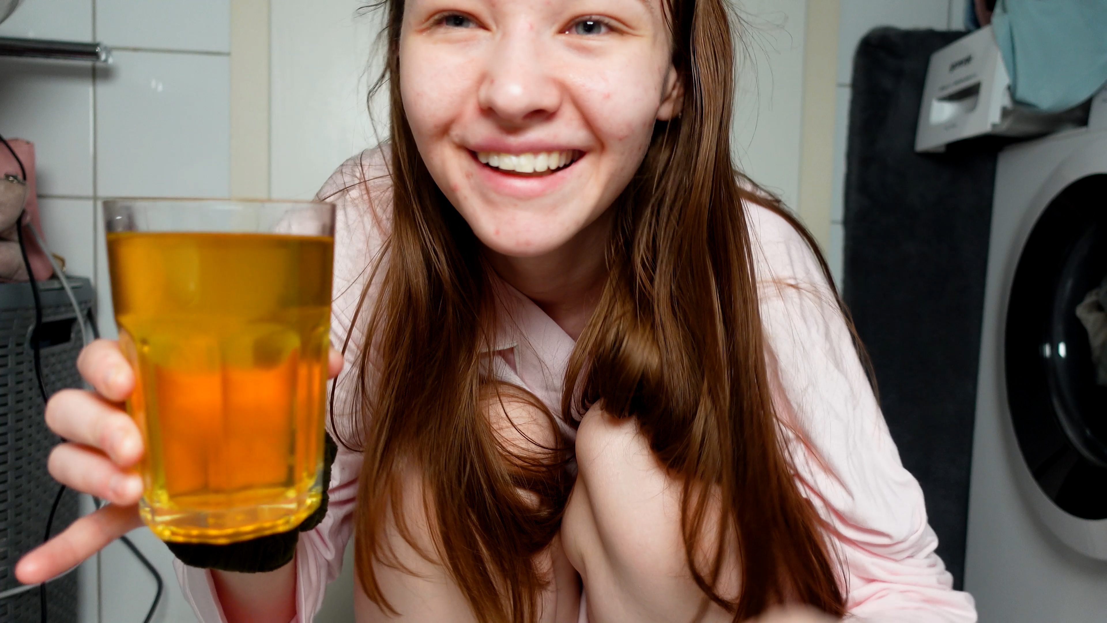 Ich weiß doch wie sehr du meinen goldenen Saft liebst, also hier ein kleiner Leckerbissen oder ehr Schluck für dich! Ich bin ein bisschen stolz auf mich das ich wirklich jedes Mal das Glas vollmache und vor allem das ich es treffe! Wie treffsicher bist du?