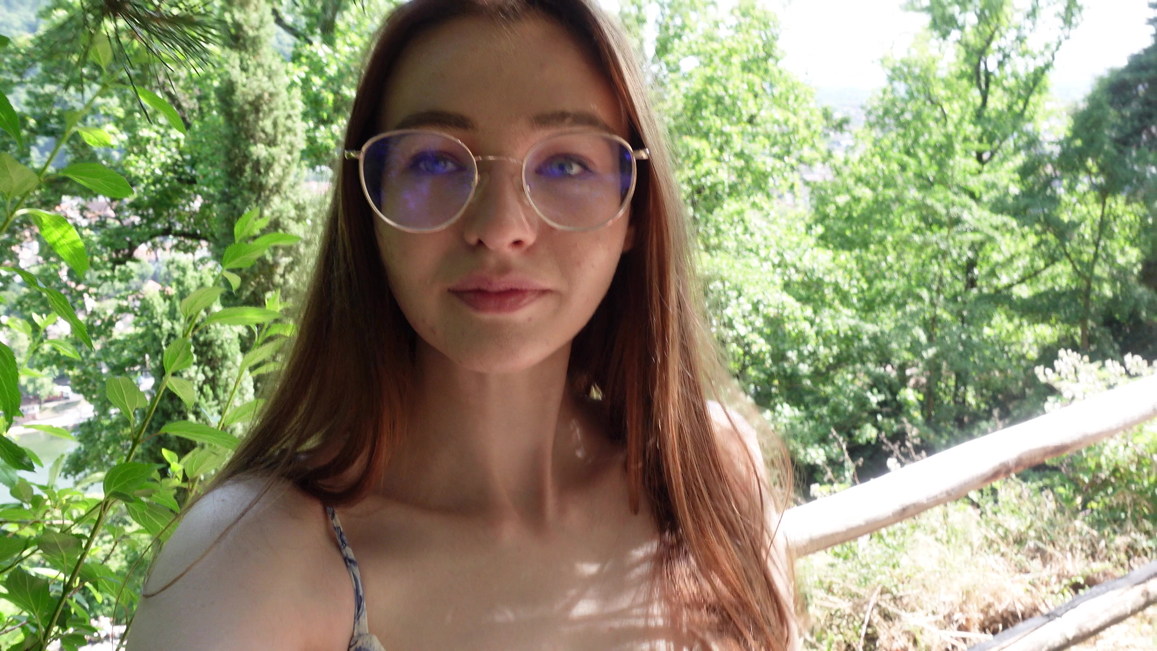 Bist du auch unterwegs gewesen am Wochenende? Spazieren, Leute schauen, vielleicht was versautes im Wald entdecken? Genau so bin ich losgezogen und wollte einfach mal schauen wie oft und an wie vielen Orten ich meine Pussy präsentieren kann. So eine Bank ein Schloss, eine Aussichtsplattform sind doch die perfekten Plätze um mich bei der Hitze etwas auskühlen zu lassen. Was hättest du als Spaziergänger gemacht?