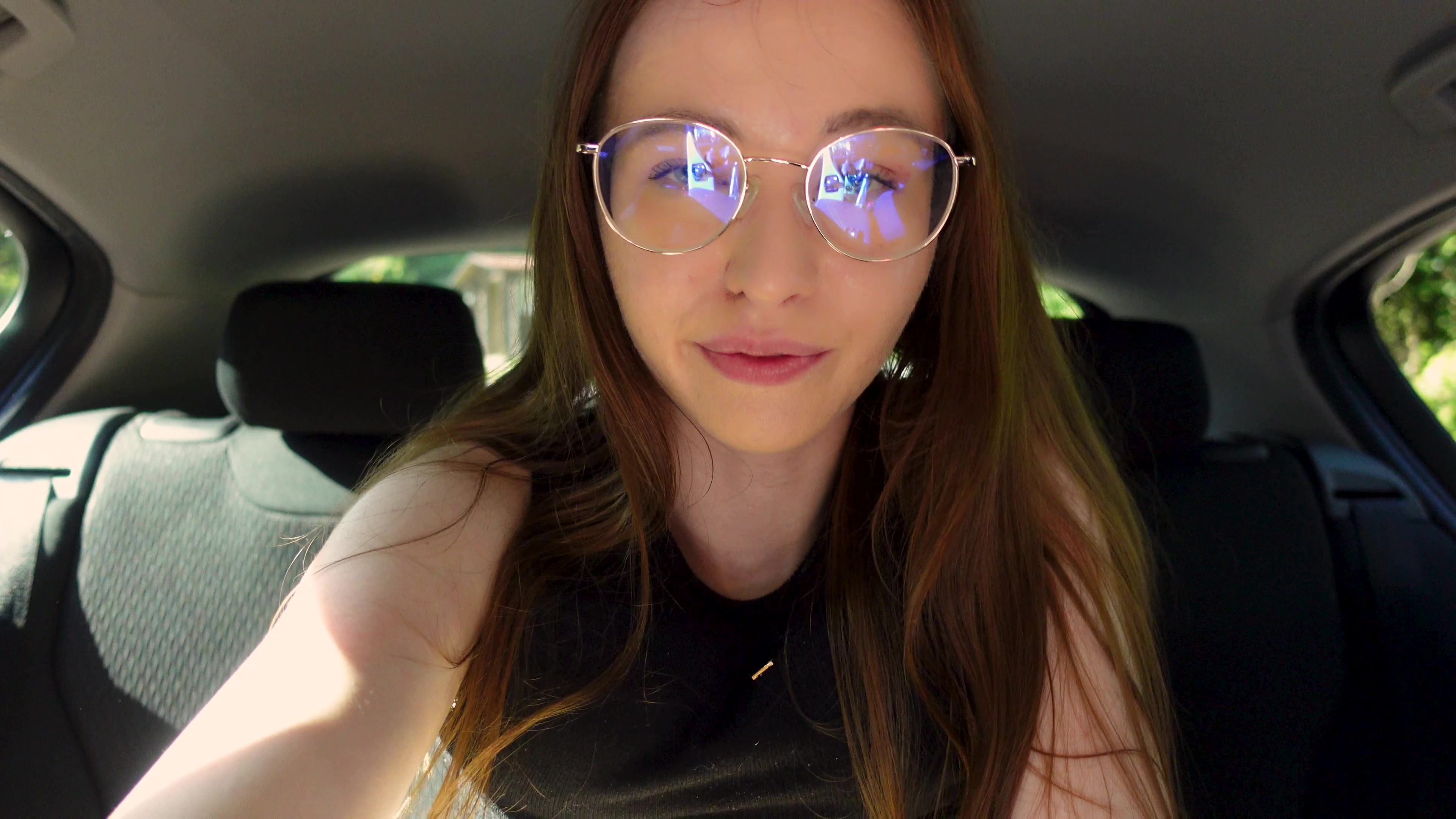 Ich habe das neue Auto von meiner Besten Freundin getauft! Hehe. Damit hat sie bestimmt nicht gerechnet als ich ihr sagte sie soll schonmal vorgehen, weil ich noch kurz „telefonieren“ muss. Sie darf dieses Video niemals finden! Eigentlich war ich auch nur ein bisschen geil, dass es direkt so ausartet und ich ihr Auto mit meinem Saft einsaue… naja passiert! Und jetzt sei mal ehrlich wie viele flecken hat dein Auto schon?