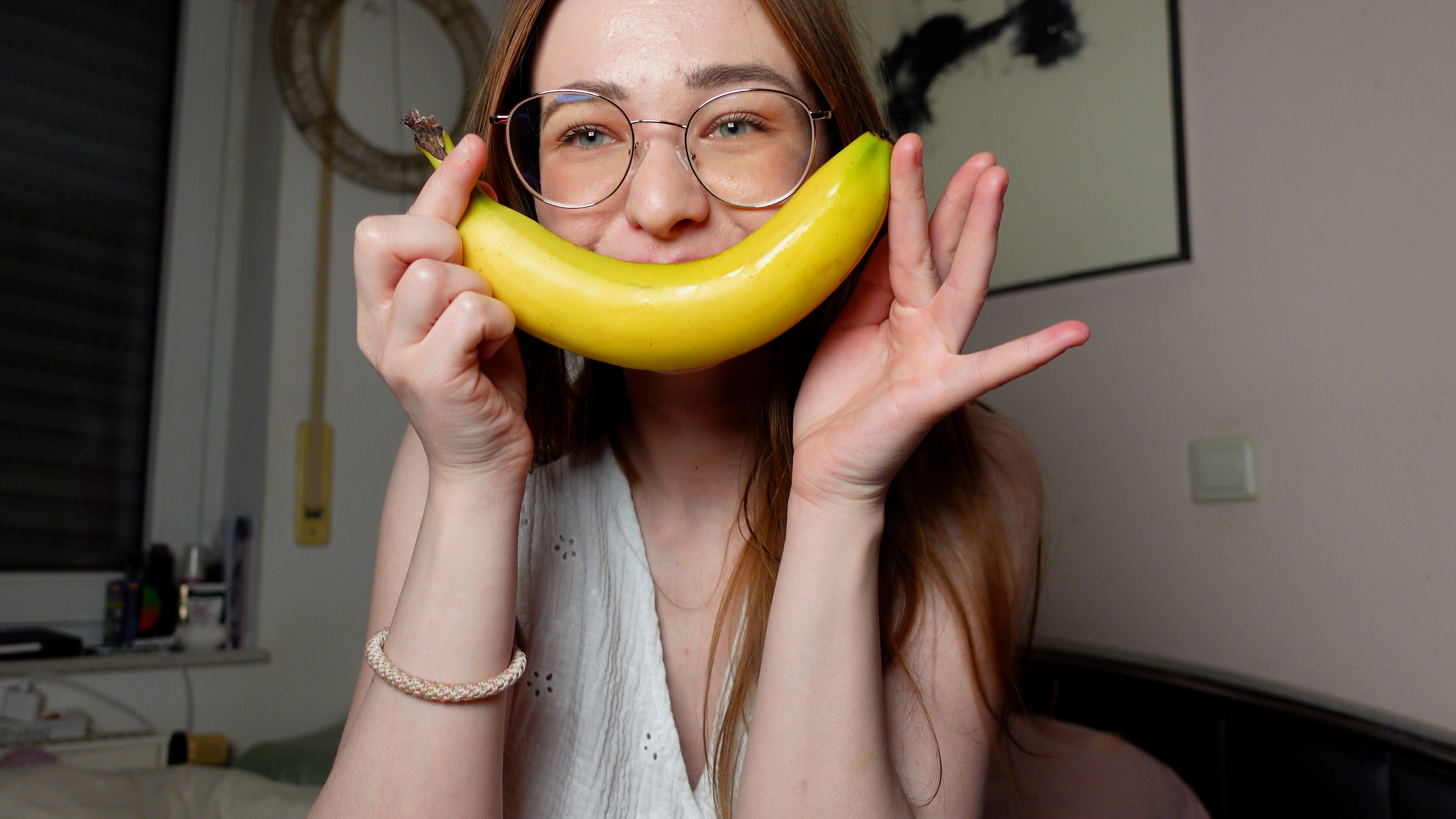 Die meisten machen sich die Banane in die Bowl, ich bin die, die schiebt sich die Banane in ihr Hole (Loch) Hehe, ja was soll ich sagen, ICH FICKE EINE BANANE! Brauch ich dafür nen Grund? NEIN! Nur das richtige Maß an Verzweiflung, weil kein echter Schwanz da und meine Geilheit die Führung übernimmt! Bitte sag mir das du es auch schonmal mit Obst gemacht hast! Melone z.B.!