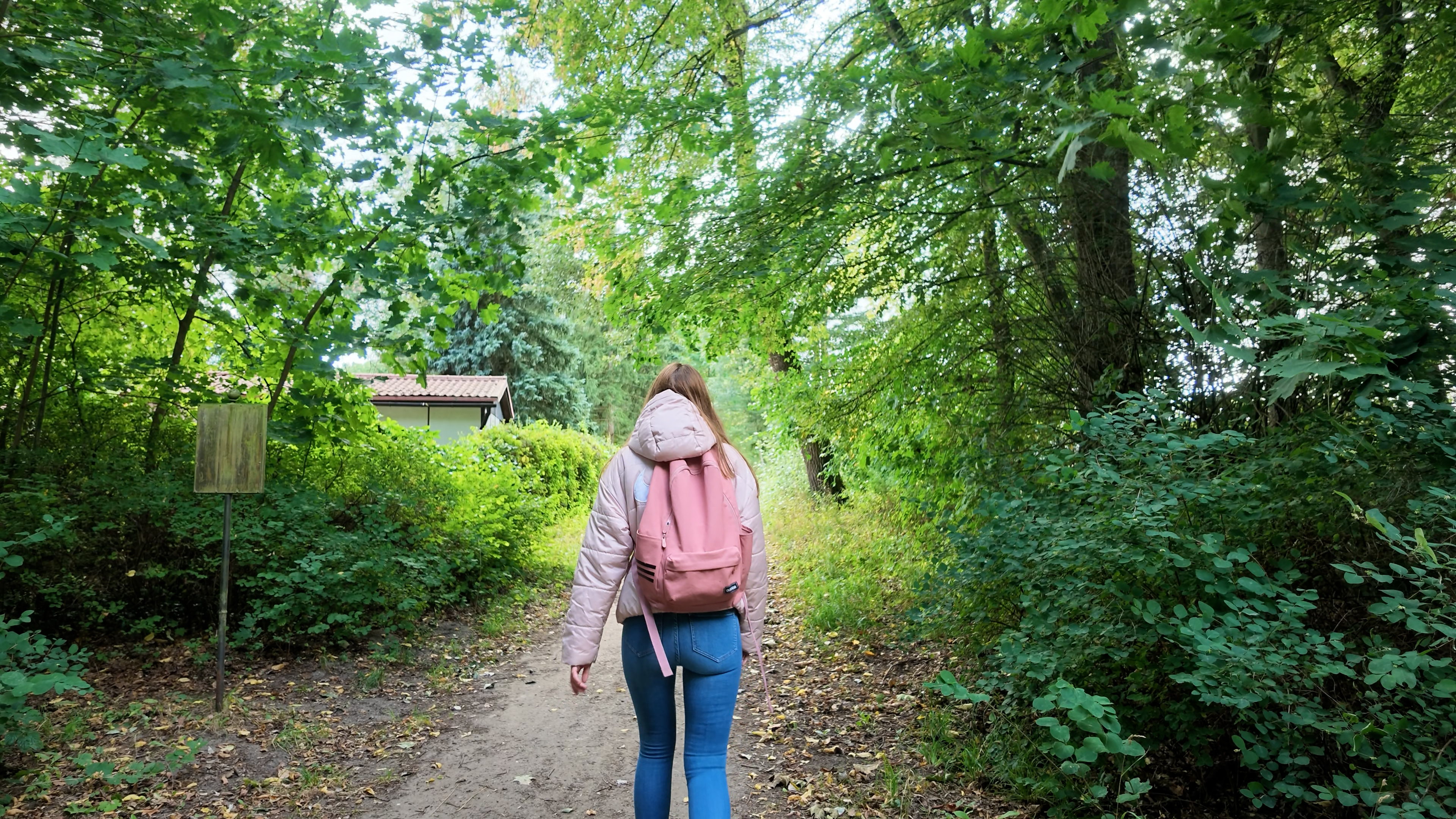Ist das nicht schön hier? Wir spazieren zusammen durch den Wald… Da ist ja sogar ein See, wie schön ist das denn bitte! Jetzt brauche ich nur noch ein ruhiges Fleckchen für uns. 
Ok, der erste war es nicht… schnell weg.
Ja, hier ist besser   Na dann lass uns mal loslegen. Ich bin draußen mit dem gewissen Kick immer besonders horny
