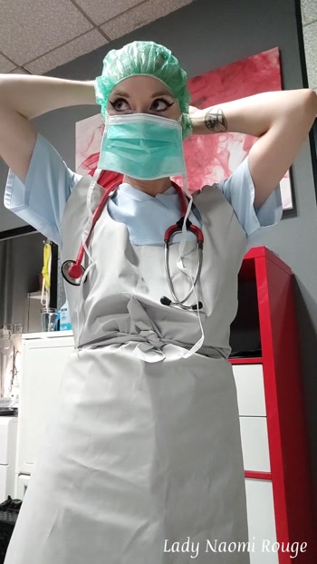 Die Anprobe 4 Klinik Outfits
