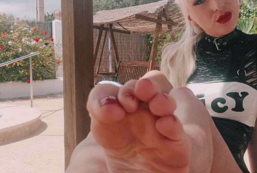 Provokantes Fuß-Teasing im Urlaub von Lady-Naomi-Rouge pic2