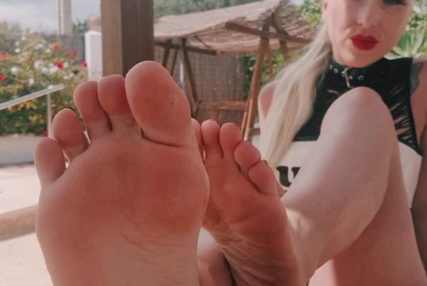Provokantes Fuß-Teasing im Urlaub von Lady-Naomi-Rouge pic3
