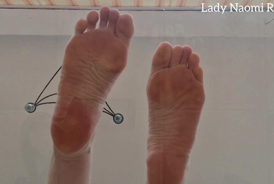 Fußsklave unter dem Glastisch von Lady-Naomi-Rouge pic2