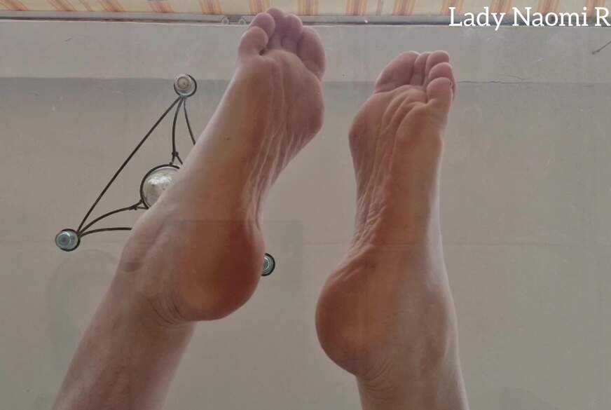 Fußsklave unter dem Glastisch von Lady-Naomi-Rouge pic3