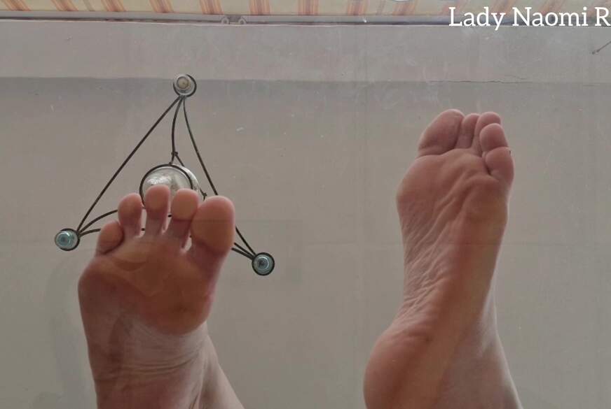 Fußsklave unter dem Glastisch von Lady-Naomi-Rouge pic4