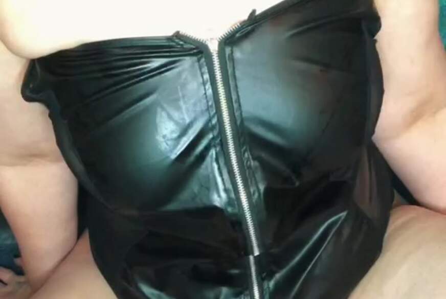 WildDesire: Öliges Tittenspiel