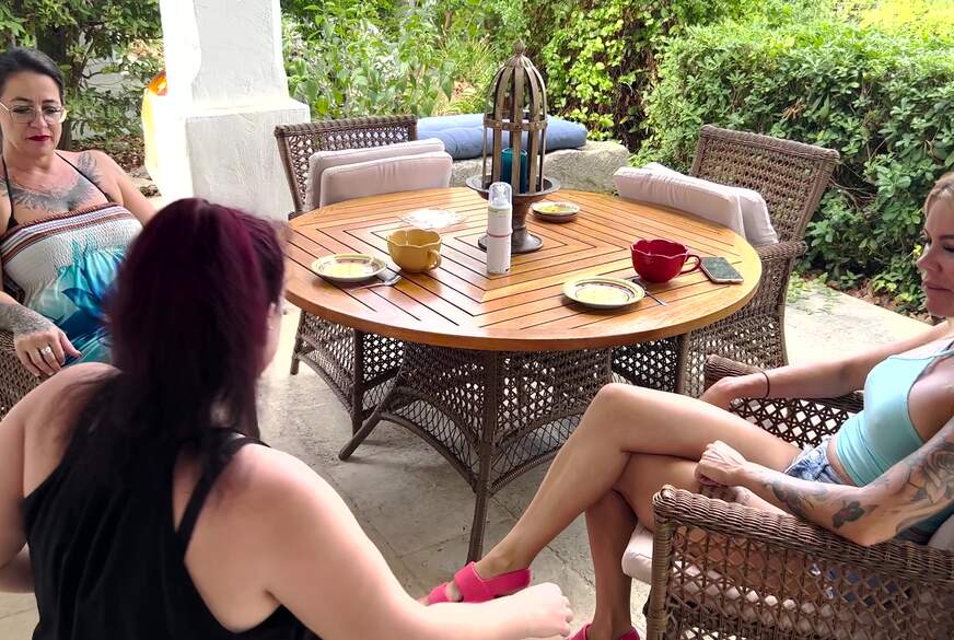 Fußfetisch! Ich verwöhne, als kleine Sklavin, die Füße von Lara Bergmann u. Mara le Noir         von MelliniaStone pic1