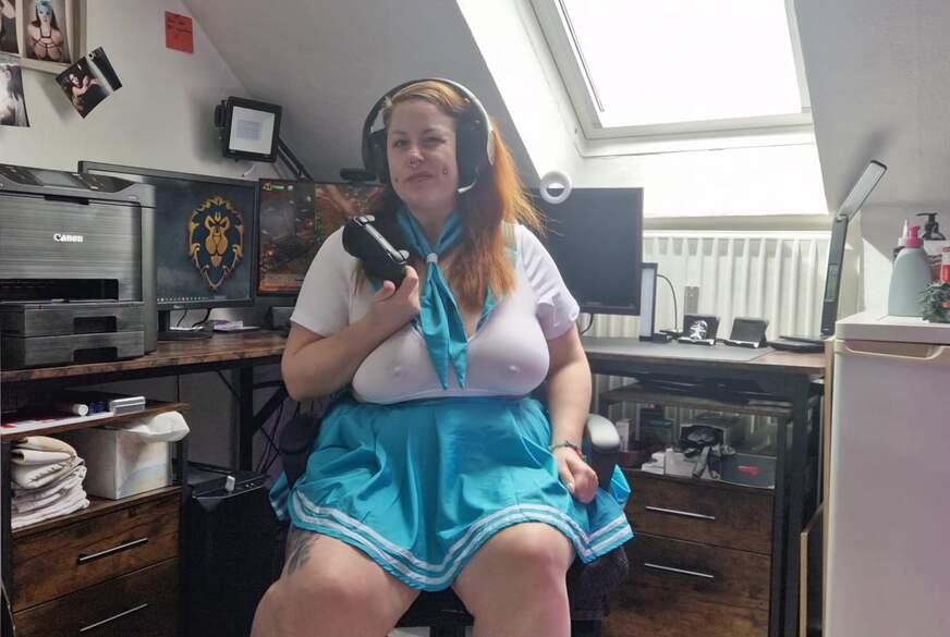 MelliniaStone: Gamer Freundin besorgt es sich! Geil durch zocken