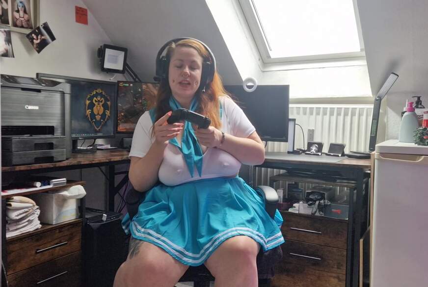 MelliniaStone: Gamer Freundin besorgt es sich! Geil durch zocken