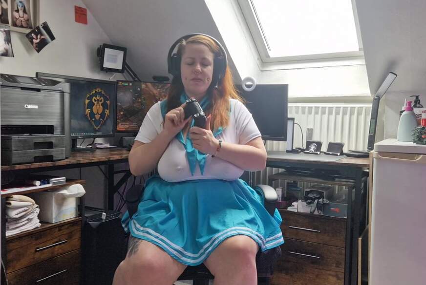 MelliniaStone: Gamer Freundin besorgt es sich! Geil durch zocken