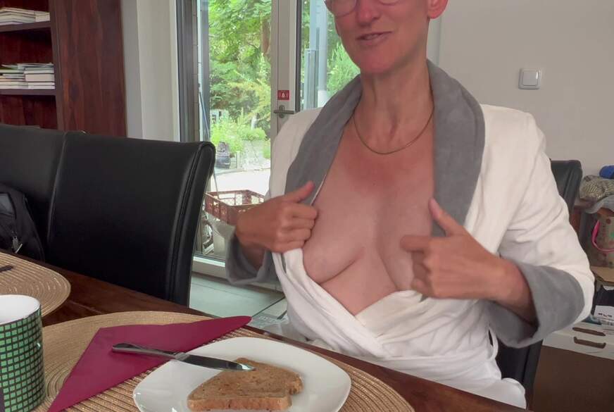 Austriacouple: L**erfrühstück im Bademantel