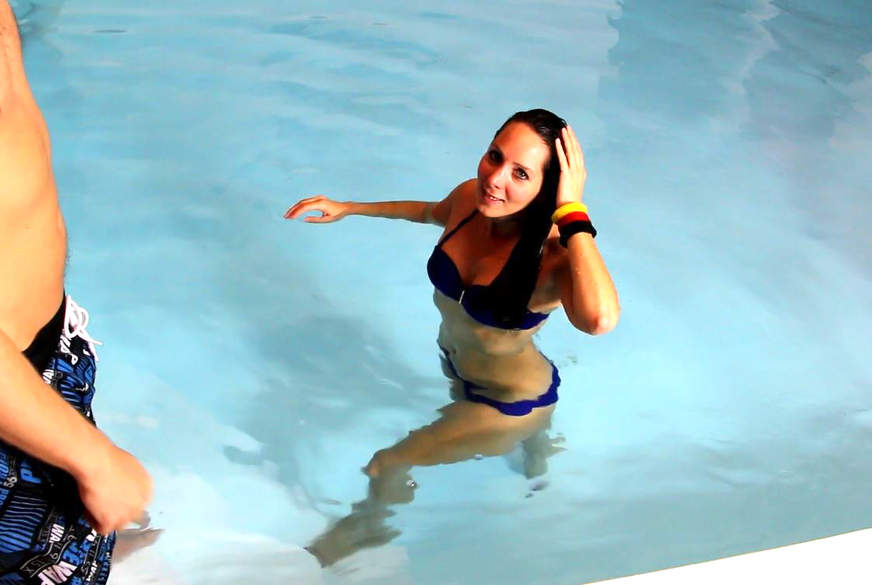 Mitten im Schwimmbad g*****t, Freistoß für Bademeister von AnnabelMassina