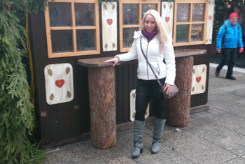 Public-f**k Mitten auf dem Weihnachtsmarkt!