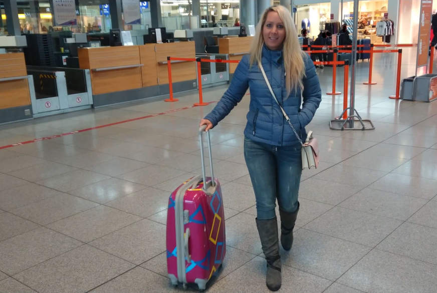 Mitten im Flughafen g*****t von AnnabelMassina