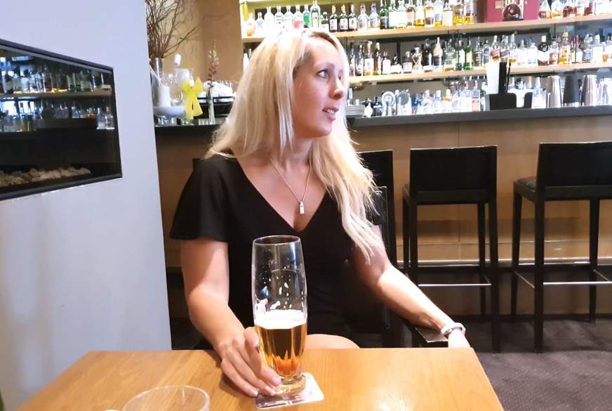 F**kgeil in der Hotel-Bar in Bonn mit XXL F****l von AnnabelMassina