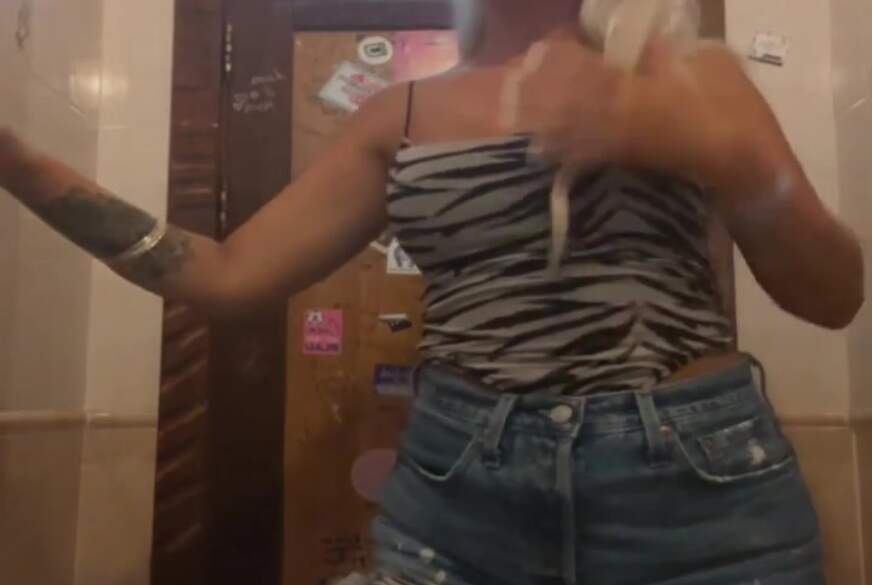 Bad-Jenny: Ich war in einer Kneipe und bin so richtig geil geworden.