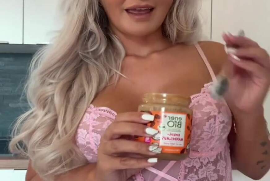 Bad-Jenny: Ich liebe Mandelmus. Besonders wenn ich es von meinen Brüsten schlecke.