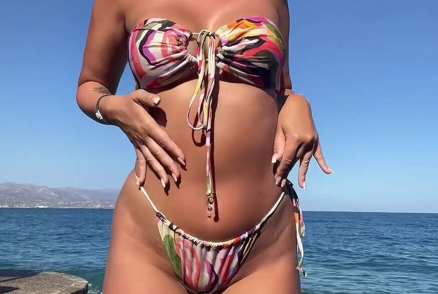 Bad-Jenny: Striptease am Strand - Schau unter mein Bikini!