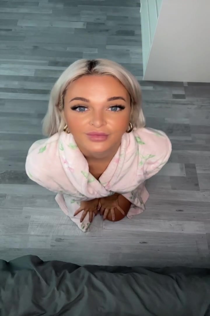 Ich blase deinen Schwanz während du auf meinem Bett sitzt!

Lehn dich zurück und genieße es. Die perspektive aus deiner Sicht, du sitzt auf meinem Bett und ich fange an deinen Schwanz auszupacken.
Ihn in den Mund zu nehmen um ihn richtig hart zu machen.
Danach blase ich ihn dir richtig geil bis deine Sahne spritzt. Du darfst spritzen, wohin du möchtest.