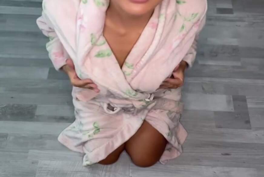 Bad-Jenny: Ich b**se deinen S*****z während du auf meinem Bett sitzt!