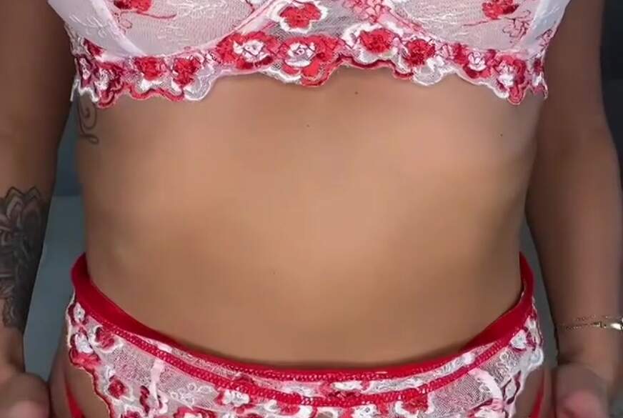 Bad-Jenny: Rote Lippen, heißes Outfit und pralle Tittchen!