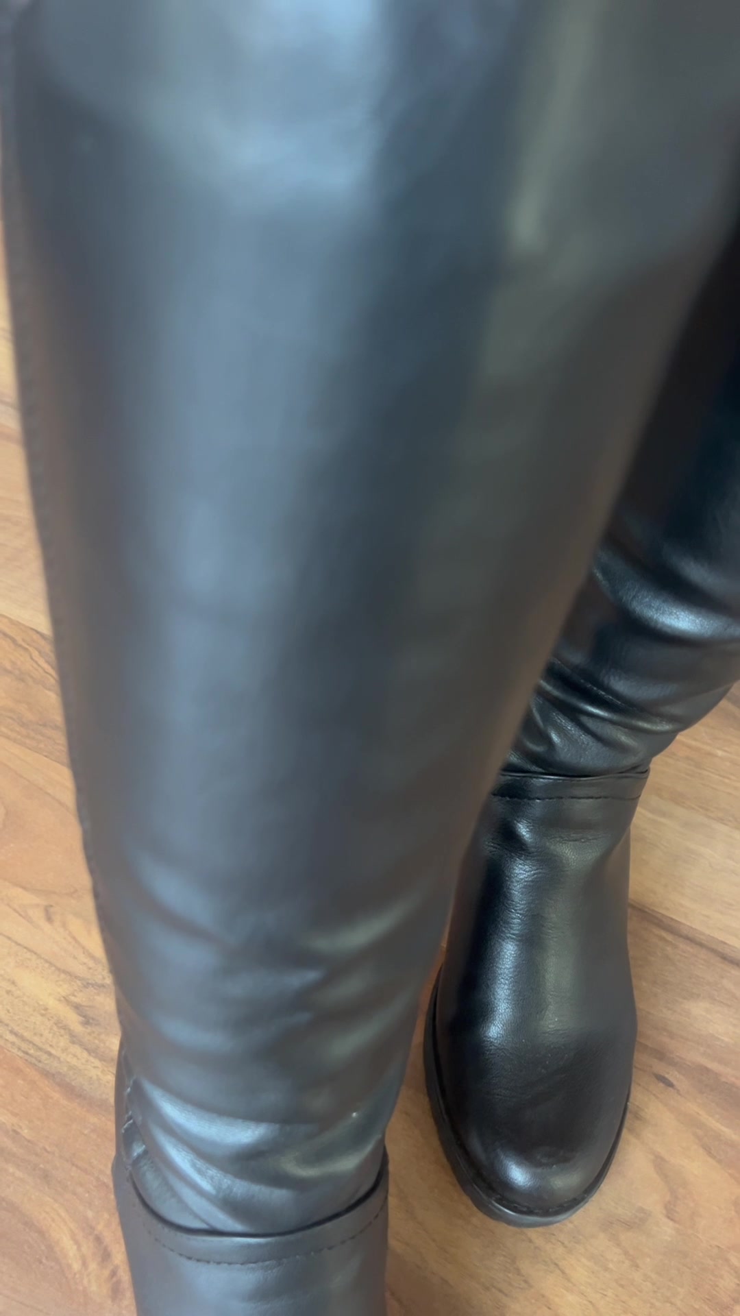   New Video: Naughty Lingerie & Killer Boots!  
Heute wird es richtig heiß – ich schlüpfe in meine sündigsten Dessous und lasse dich jede Kurve genießen.   Dazu trage ich meine ultra-sexy Stiefel, die garantiert mehr als nur Fantasien anheizen...
Willst du sehen, wie ich langsam die Spannung aufbaue und dich mit jedem Moment mehr verführe?   Ich verspreche dir, du wirst an den Bildschirm gefesselt sein – und das Beste daran? Es ist heiß, intim und unzensiert!
  Jetzt ansehen und dir den heißesten Moment gönnen: