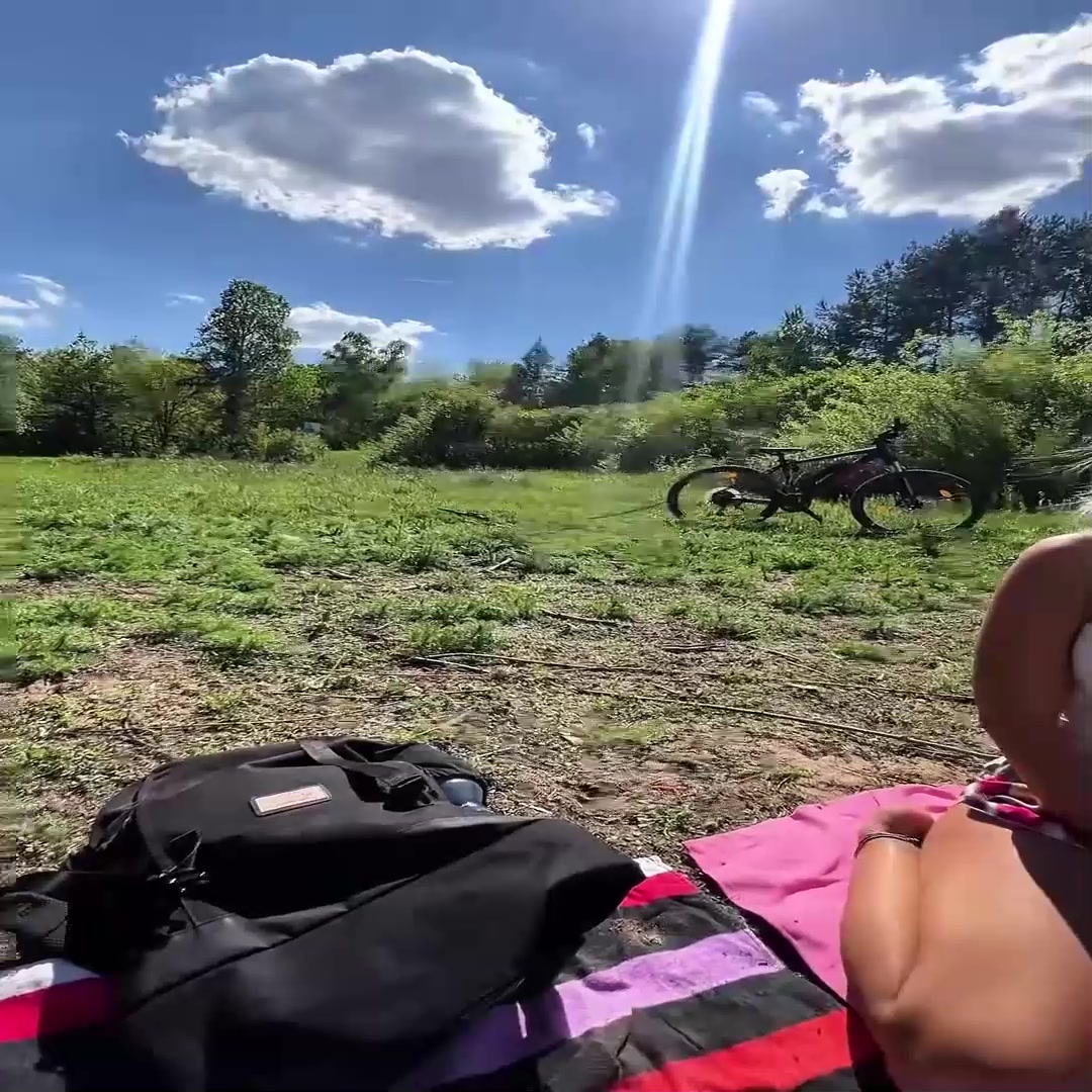Das Wetter war einfach zu schön... ☀️
Ich konnte nicht widerstehen und wollte spontan in den See springen.
Das Problem? Ich hatte keinen Bikini an.  
Also musste ich mich direkt vor Ort umziehen – und ja, da waren viele Leute unterwegs...  

Natürlich hab ich das Ganze für dich filmen lassen  
Zwei Teile. Ungeschnitten. Und ich bin mir ziemlich sicher, ein paar Menschen haben alles gesehen…
Warst du vielleicht auch einer davon?  