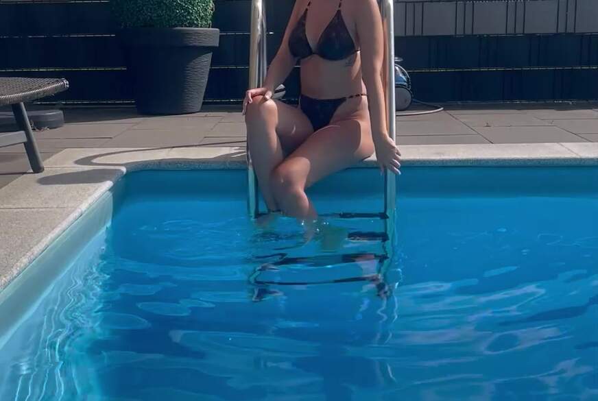 NACKT SCHWIMMEN im POOL! von Bad-Jenny pic1