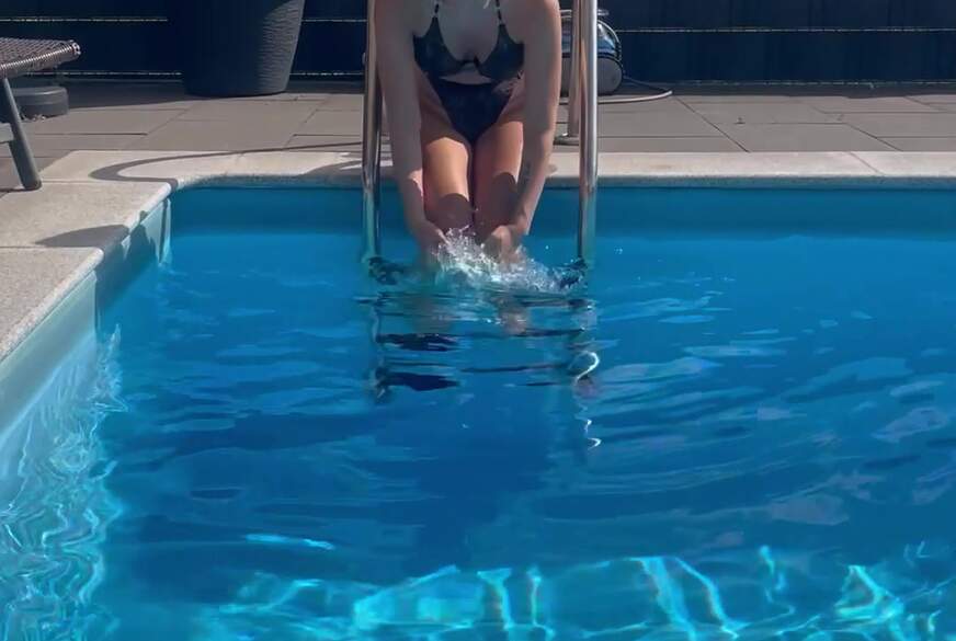 NACKT SCHWIMMEN im POOL! von Bad-Jenny pic4