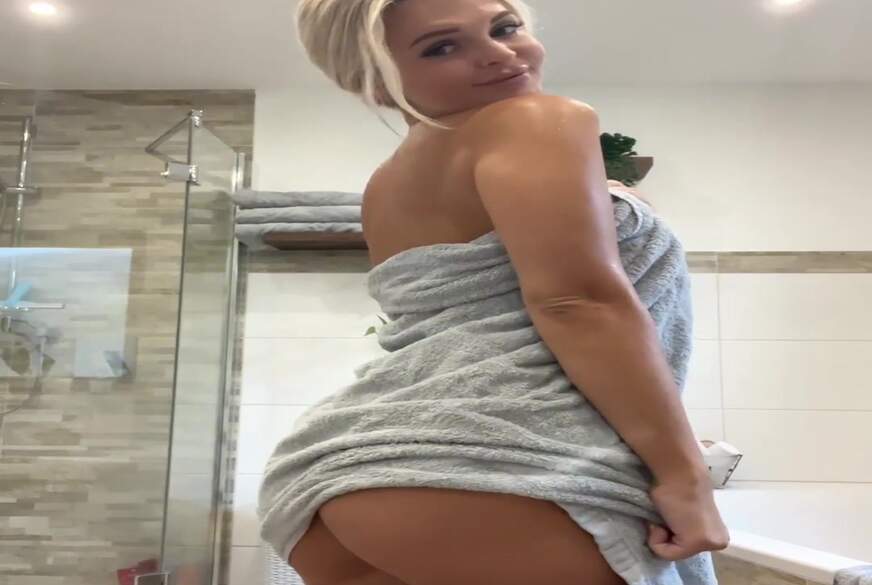 Bad-Jenny: Feiertag hin oder her ich bin gerade frisch aus der Dusche n**s, heiß und ziemlich geil