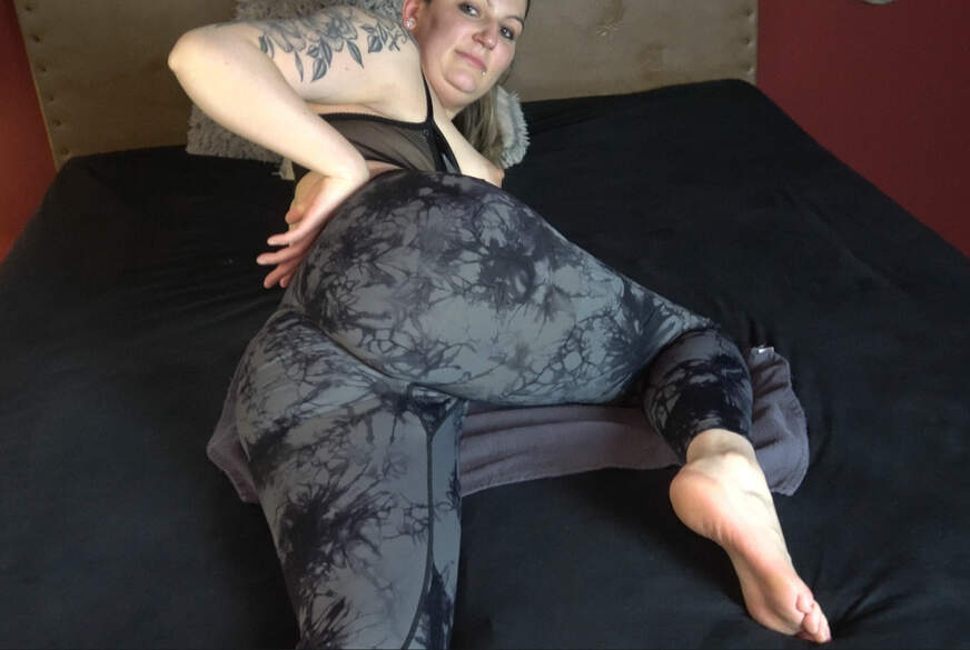LiaLove88: Mit geiler Leggings den A***h Fetischisten verführt