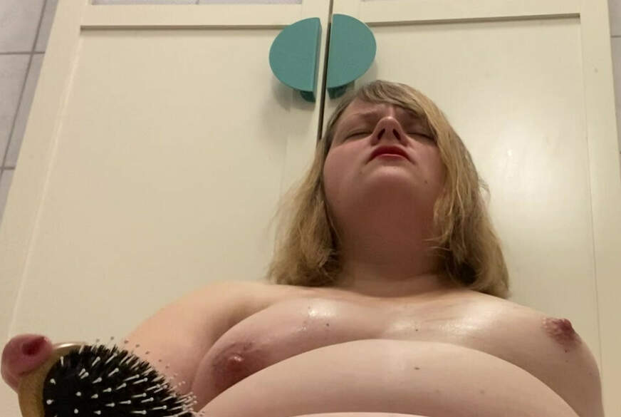 Deutsche_Anna: Mit der Haarbürste spielen...