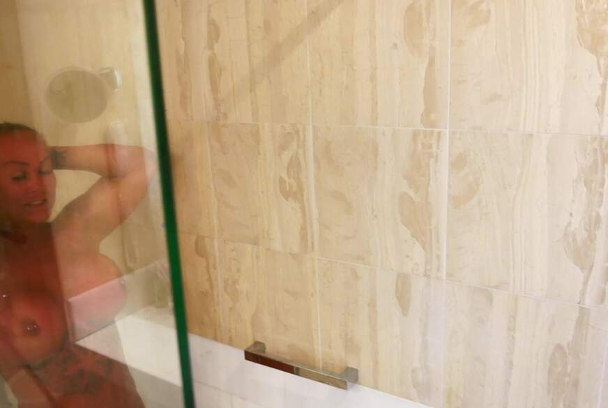 BonnievonClyde: Shower-Twerk