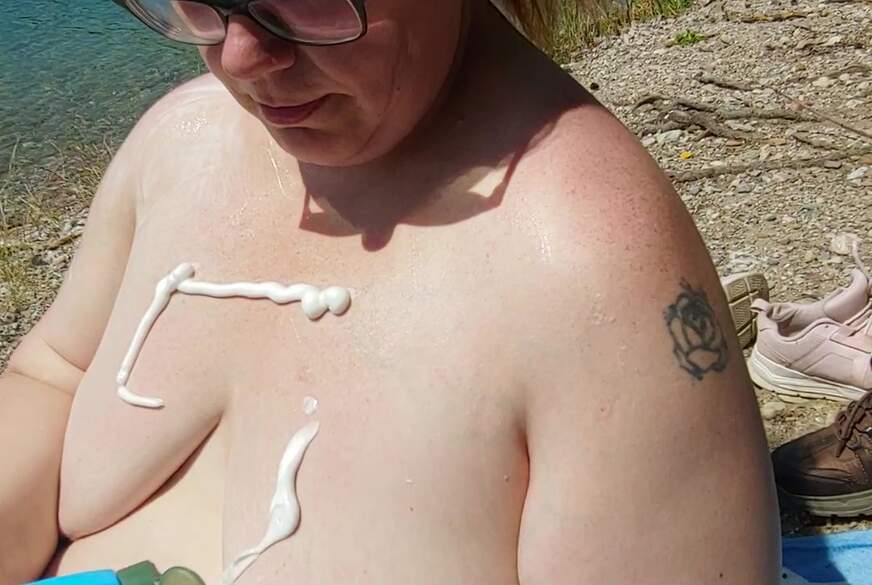 Gemueses******e: Am Strand eincremen