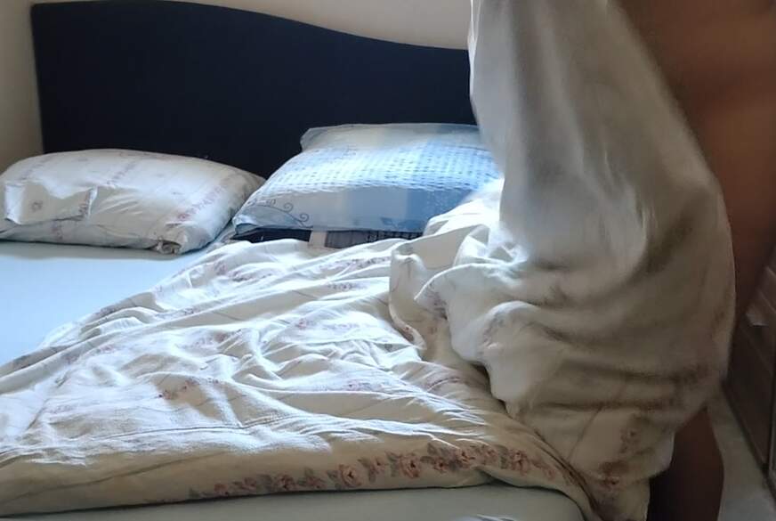 YviEngel87: Nackt Bett beziehen
