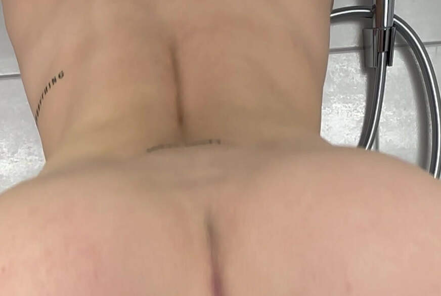 2hot4you188: Dildo reiten in der Badewanne