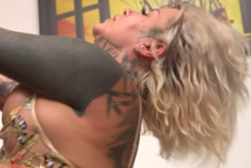 Tattoo Maus kriegt es in echt vielen Stellungen und das S****a direkt in den Mund von StevePhoenix