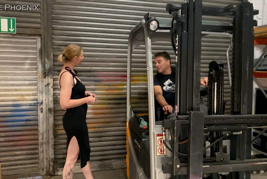 StevePhoenix: Heftig... beim Arbeiten im Lager eine Nymphomanin AO geklärt