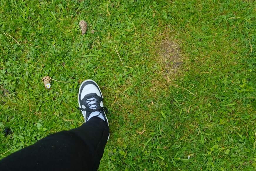 LiesaBDSM: Fetisch im Park Turnschuhe, weiße Socken, nackte Füße