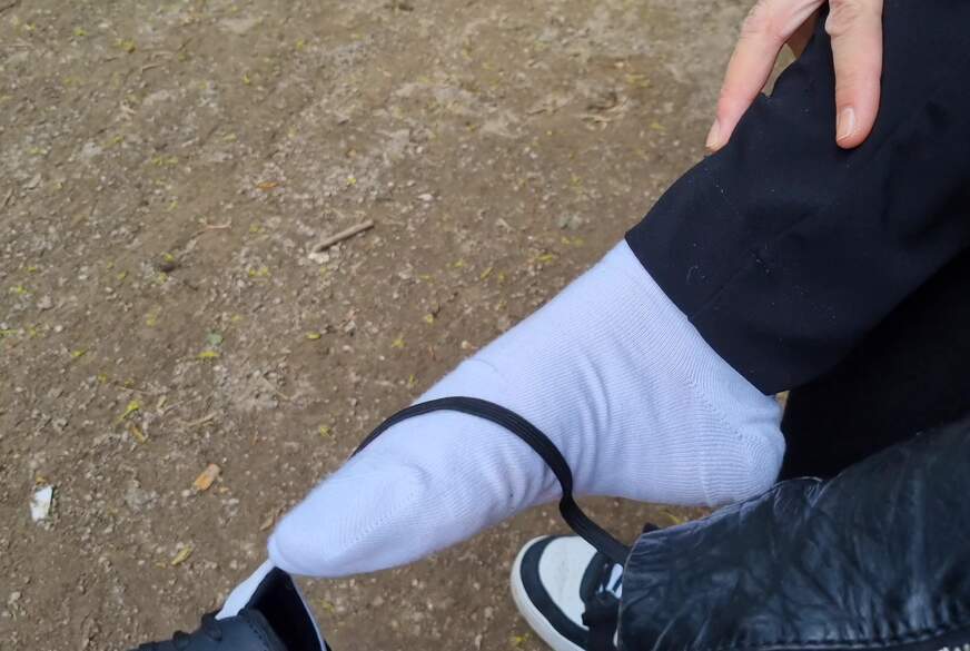 Fetisch im Park Turnschuhe, weiße Socken, nackte Füße von LiesaBDSM pic2