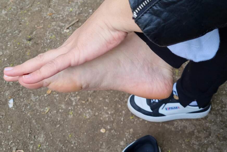 LiesaBDSM: Fetisch im Park Turnschuhe, weiße Socken, nackte Füße