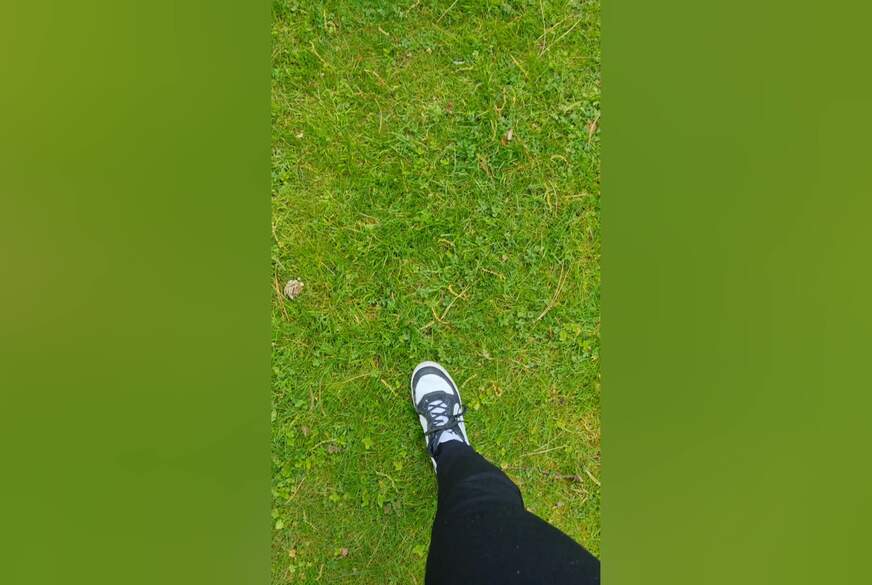 LiesaBDSM: Fetisch im Park Turnschuhe, weiße Socken, nackte Füße