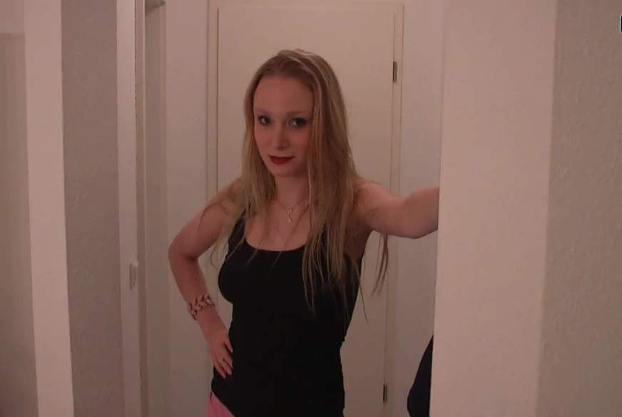 Assira: R***e an der Mitbewohnerin: Badewanne v*********t!