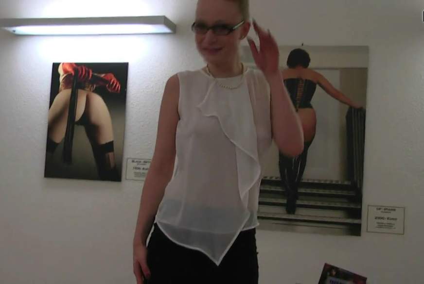 Assira: Oh oh, ohne Höschen im Büro