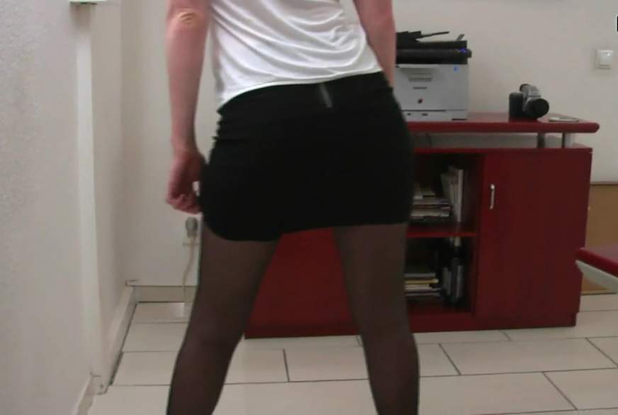 Assira: Oh oh, ohne Höschen im Büro