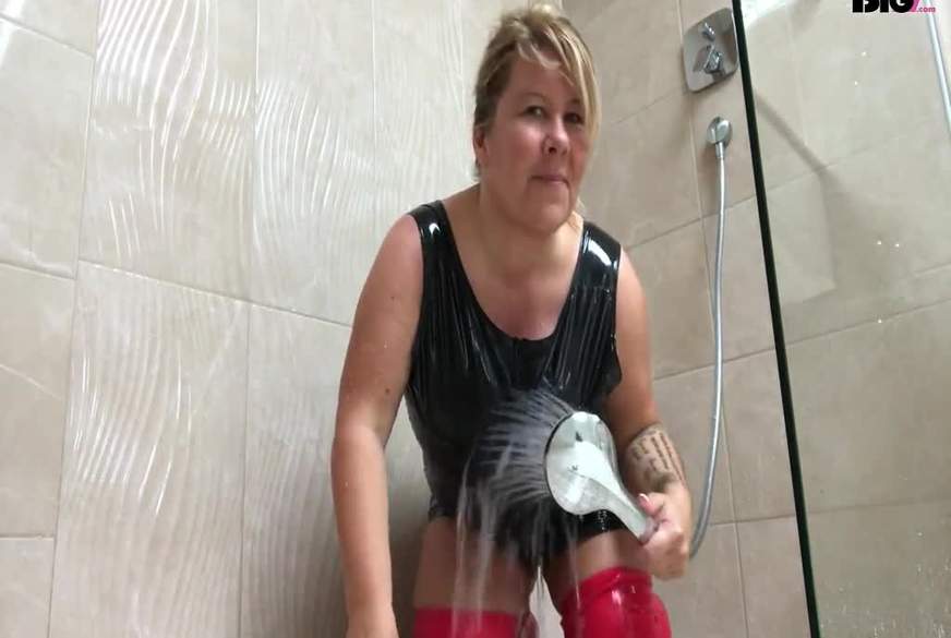 Knallerfrau in Lack und Leder - Fetisch-Dusche von KimVanDyke