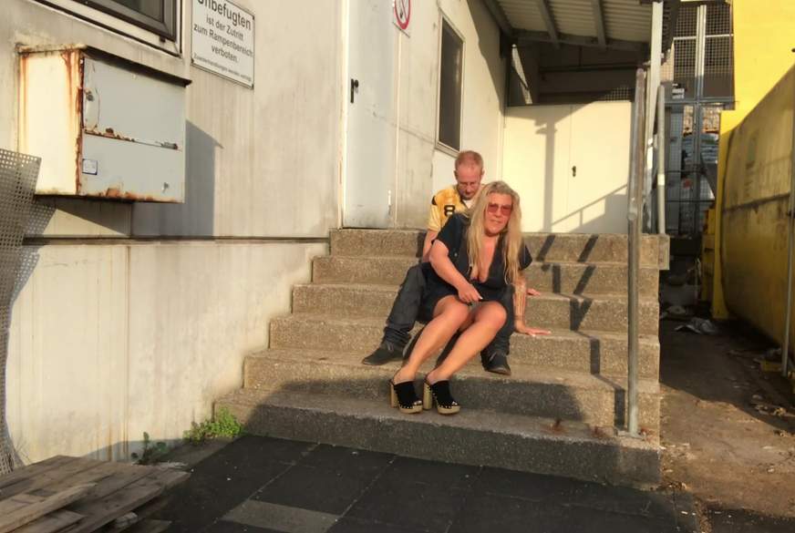 Der grandiose NACKT-f**k am Hinterausgang von KimVanDyke